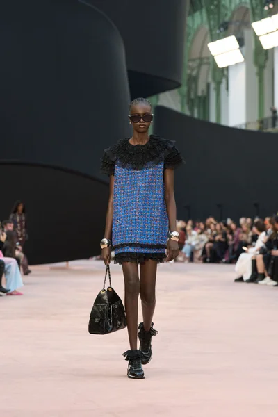 Look 16